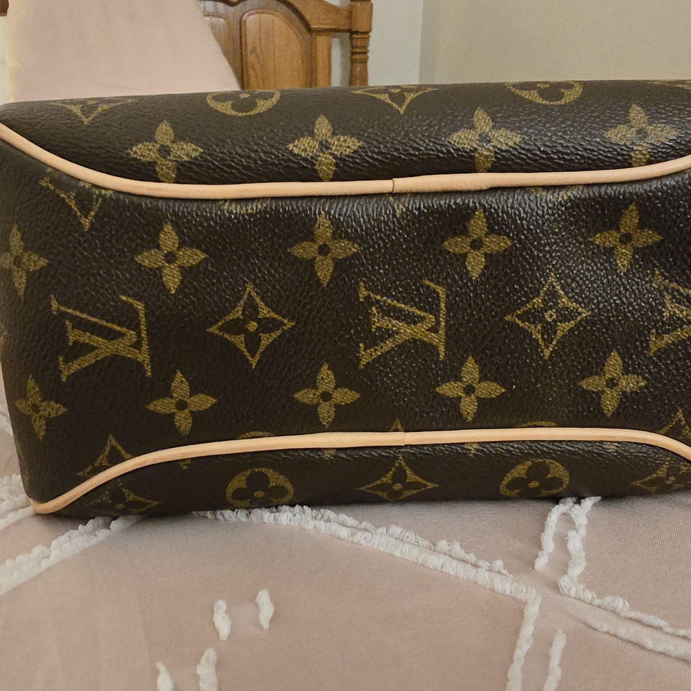 Louis Vuitton Elegant Brown Monogram Crossbody Bag - Picture 3 of 8